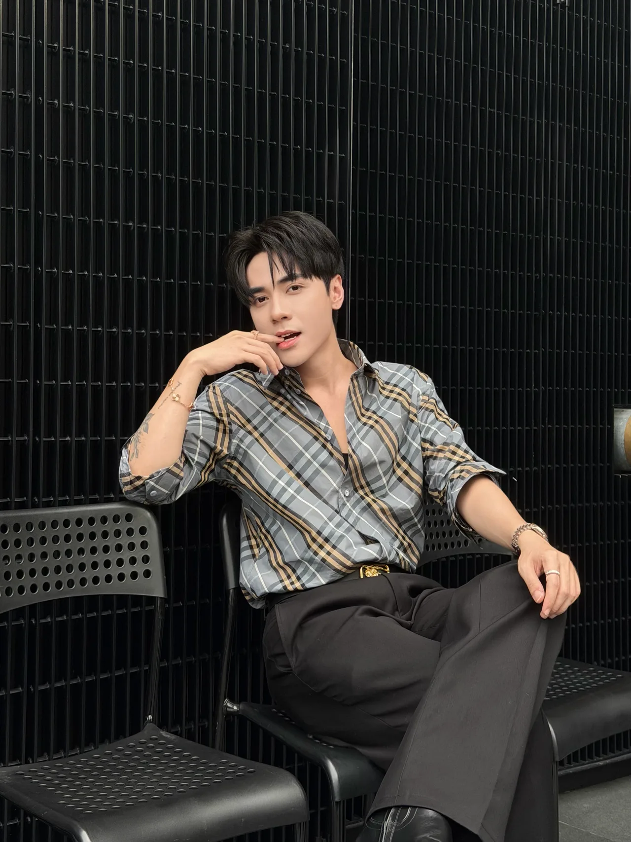 Ghế còn thiếu một người … mời em ngồi vàooo 😚